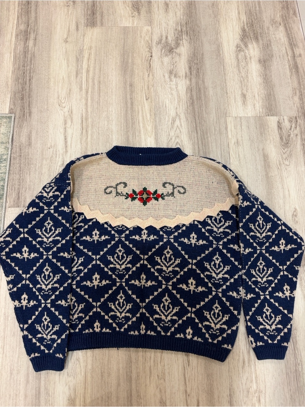 VINTAGE Classic Navy and Cream Fair Isle Sweater - Women's SIZE MEDIUM CROPPED